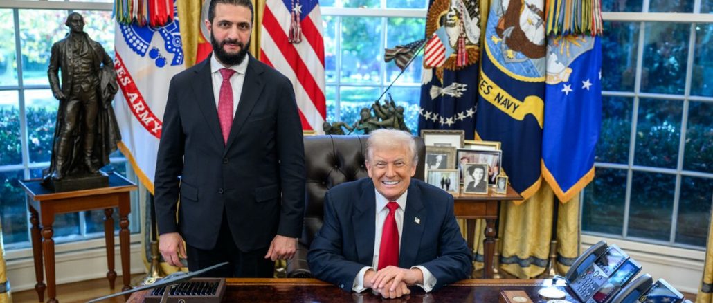 Macron avait reçu al-Sharaa à l’Élysée dès janvier 2025, deux semaines après les massacres d’Alaouites à Lattaquié. Un geste perçu comme hâtif, sans condition ni contrepartie, motivé par le symbole plus que par la stratégie. Trump, lui, a attendu presque un an avant d’ouvrir les portes de la Maison-Blanche — avec des exigences précises : coopération sécuritaire avec Israël, désengagement iranien, inclusion minoritaire. La différence est frappante : Trump impose des conditions, la France distribue des accolades. Trump parle de stabilité, Macron d’image. Trump parie sur les rapports de force, la France sur la rhétorique des principes. Résultat : Washington façonne le terrain, pendant que Paris commente depuis les tribunes.