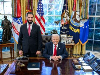 Macron avait reçu al-Sharaa à l’Élysée dès janvier 2025, deux semaines après les massacres d’Alaouites à Lattaquié. Un geste perçu comme hâtif, sans condition ni contrepartie, motivé par le symbole plus que par la stratégie. Trump, lui, a attendu presque un an avant d’ouvrir les portes de la Maison-Blanche — avec des exigences précises : coopération sécuritaire avec Israël, désengagement iranien, inclusion minoritaire. La différence est frappante : Trump impose des conditions, la France distribue des accolades. Trump parle de stabilité, Macron d’image. Trump parie sur les rapports de force, la France sur la rhétorique des principes. Résultat : Washington façonne le terrain, pendant que Paris commente depuis les tribunes.